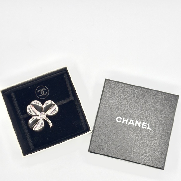 CHANEL Three Leaf Clover CC Pin Brooch - Picture 4 of 5